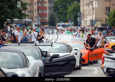 Krakau, Polen. Juli 2021. Exklusive Autos werden während des Gran Turismo Polonia in Krakau gesehen. In Krakau fand die größte Supersportmesse Polonia, Gran Turismo Polonia, statt. Über 100 Fahrzeuge (z. B. Ferrari, Porsche, Lamborghini) wurden während der 17. Ausgabe der Veranstaltung in der Nähe des Sheraton Gran Hotels geparkt. Der Wert der Autos, die an der Versammlung teilgenommen haben, wurde auf 120 000 000 PLN geschätzt. (Foto: Vito Corleone/SOPA Images/Sipa USA) Quelle: SIPA USA/Alamy Live News Stockfoto