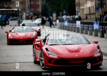 Krakau, Polen. Juli 2021. Ferrari Supercars sind auf der Straße während des Gran Turismo Polonia in Krakau zu sehen.in Krakau fand der größte Kongress der Supercars in Polen, Gran Turismo Polonia, statt. Über 100 Fahrzeuge (z. B. Ferrari, Porsche, Lamborghini) wurden während der 17. Ausgabe der Veranstaltung in der Nähe des Sheraton Gran Hotels geparkt. Der Wert der Autos, die an der Versammlung teilgenommen haben, wurde auf 120 000 000 PLN geschätzt. Kredit: SOPA Images Limited/Alamy Live Nachrichten Stockfoto