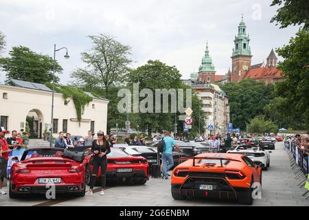 Krakau, Polen. Juli 2021. Exklusive Autos werden während des Gran Turismo Polonia in Krakau gesehen. In Krakau fand die größte Supersportmesse Polonia, Gran Turismo Polonia, statt. Über 100 Fahrzeuge (z. B. Ferrari, Porsche, Lamborghini) wurden während der 17. Ausgabe der Veranstaltung in der Nähe des Sheraton Gran Hotels geparkt. Der Wert der Autos, die an der Versammlung teilgenommen haben, wurde auf 120 000 000 PLN geschätzt. (Foto: Vito Corleone/SOPA Images/Sipa USA) Quelle: SIPA USA/Alamy Live News Stockfoto