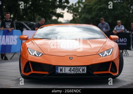 Krakau, Polen. Juli 2021. Ein orangefarbenes exklusives Lamborghini-Auto, das während des Gran Turismo Polonia in Krakau gesehen wurde. In Krakau fand die größte Supersportmesse Polonia, Gran Turismo Polonia, statt. Über 100 Fahrzeuge (z. B. Ferrari, Porsche, Lamborghini) wurden während der 17. Ausgabe der Veranstaltung in der Nähe des Sheraton Gran Hotels geparkt. Der Wert der Autos, die an der Versammlung teilgenommen haben, wurde auf 120 000 000 PLN geschätzt. Kredit: SOPA Images Limited/Alamy Live Nachrichten Stockfoto