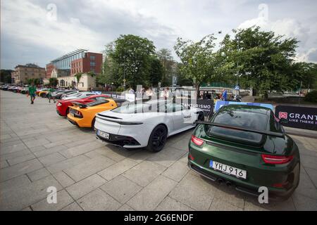 Krakau, Polen. Juli 2021. Exklusive Autos werden während des Gran Turismo Polonia in Krakau gesehen. In Krakau fand die größte Supersportmesse Polonia, Gran Turismo Polonia, statt. Über 100 Fahrzeuge (z. B. Ferrari, Porsche, Lamborghini) wurden während der 17. Ausgabe der Veranstaltung in der Nähe des Sheraton Gran Hotels geparkt. Der Wert der Autos, die an der Versammlung teilgenommen haben, wurde auf 120 000 000 PLN geschätzt. (Foto: Vito Corleone/SOPA Images/Sipa USA) Quelle: SIPA USA/Alamy Live News Stockfoto