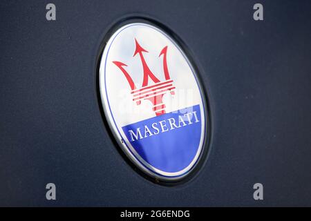 Logo eines Maserati, eines Automobilherstellers, der während des Gran Turismo Polonia in Krakau gesehen wurde. In Krakau fand die größte Supersportmesse Polonia, Gran Turismo Polonia, statt. Über 100 Fahrzeuge (z. B. Ferrari, Porsche, Lamborghini) wurden während der 17. Ausgabe der Veranstaltung in der Nähe des Sheraton Gran Hotels geparkt. Der Wert der Autos, die an der Versammlung teilgenommen haben, wurde auf 120 000 000 PLN geschätzt. (Foto von Vito Corleone / SOPA Images/Sipa USA) Stockfoto