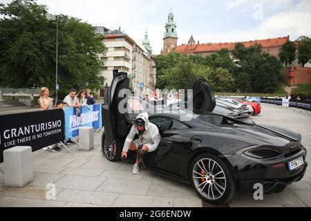 Krakau, Polen. Juli 2021. Während des Gran Turismo Polonia wird auf der Straße ein Ferrari geparkt.in Krakau fand die größte Supersportmesse Polonia, der Gran Turismo Polonia, statt. Über 100 Fahrzeuge (z. B. Ferrari, Porsche, Lamborghini) wurden während der 17. Ausgabe der Veranstaltung in der Nähe des Sheraton Gran Hotels geparkt. Der Wert der Autos, die an der Versammlung teilgenommen haben, wurde auf 120 000 000 PLN geschätzt. (Foto: Vito Corleone/SOPA Images/Sipa USA) Quelle: SIPA USA/Alamy Live News Stockfoto