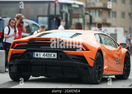 Krakau, Polen. Juli 2021. Ein orangefarbenes exklusives Lamborghini-Auto, das während des Gran Turismo Polonia in Krakau gesehen wurde. In Krakau fand die größte Supersportmesse Polonia, Gran Turismo Polonia, statt. Über 100 Fahrzeuge (z. B. Ferrari, Porsche, Lamborghini) wurden während der 17. Ausgabe der Veranstaltung in der Nähe des Sheraton Gran Hotels geparkt. Der Wert der Autos, die an der Versammlung teilgenommen haben, wurde auf 120 000 000 PLN geschätzt. Kredit: SOPA Images Limited/Alamy Live Nachrichten Stockfoto