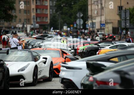 Krakau, Polen. Juli 2021. Exklusive Autos auf der Straße während des Gran Turismo Polonia in Krakau. In Krakau fand die größte Supersportmesse Polonia, Gran Turismo Polonia, statt. Über 100 Fahrzeuge (z. B. Ferrari, Porsche, Lamborghini) wurden während der 17. Ausgabe der Veranstaltung in der Nähe des Sheraton Gran Hotels geparkt. Der Wert der Autos, die an der Versammlung teilgenommen haben, wurde auf 120 000 000 PLN geschätzt. Kredit: SOPA Images Limited/Alamy Live Nachrichten Stockfoto