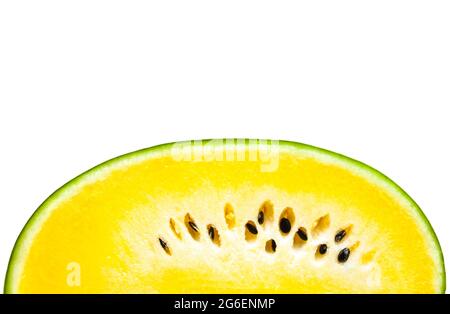 Scheibe frische gelbe Wassermelone isoliert auf weißem Hintergrund. Stockfoto