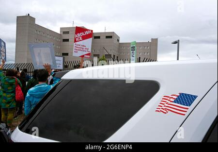 Bundesstrafanstalt SeaTac. Demonstrator mit dem Schild „abschaffen VON EIS“. Stockfoto