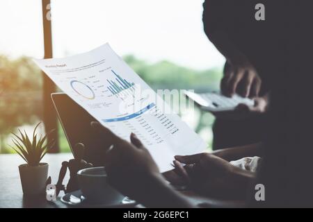 Geschäftsteam diskutiert gemeinsam während der Besprechung im Büro. Kollegen arbeiten beim Einkaufen von Geschäftsideen. Brainstorming und Ideenkonzept. Stockfoto