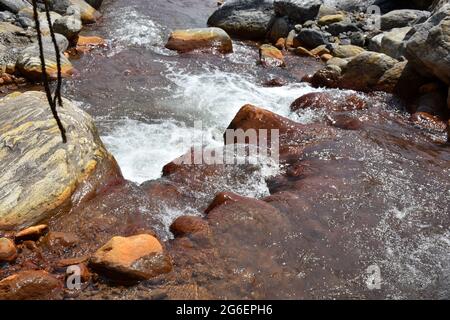 Ariel Blick auf Himalayan Wild Mountain River und riesige Felsbrocken . Stockfoto