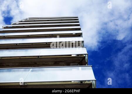 Umea, Norrland Schweden - 12. Juni 2021: Viele Balkone zu einem Hochhaus Stockfoto