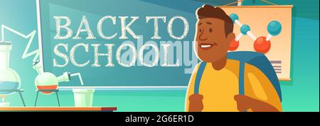 Poster zur Schulzeit mit schwarzem Schüler im Chemieunterricht. Vektorbanner mit Cartoon-Illustration eines afroamerikanischen Teenagers mit Rucksack in der Klasse mit Kolben auf dem Schreibtisch und Text auf der Tafel Stock Vektor