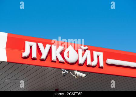 MOSKAU - MAI 11: Lukoil-Logo auf der Lukoil-Tankstelle in Moskau, Mai 11. 2021 in Russland Stockfoto