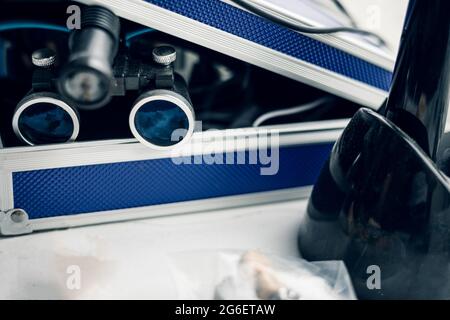 Zahnarztbrille mit binokularen Linsen. Modernes Zahnarztkonzept Stockfoto