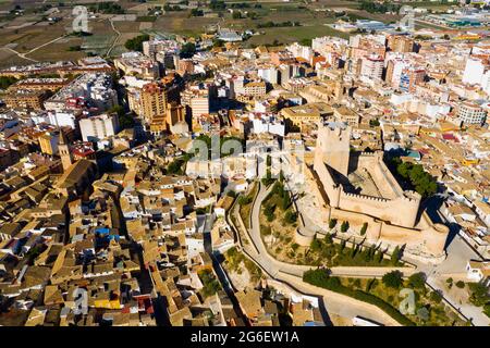 Blick von der Drohne auf das Stadtbild von Villena und Atalaya Castle, Spanien Stockfoto