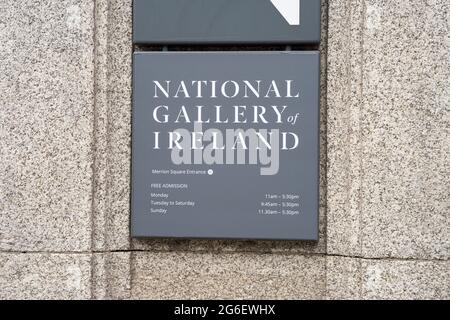 Dublin City, Dublin, Irland, 28. Juni 2021. Nationalgalerie von Irland Schild am Eingang Stockfoto