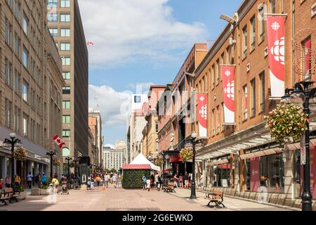 Ottawa, Kanada - 1. Juli 2021: Blick auf die Stadtlandschaft mit Spaziergänger in der Innenstadt von Ottawa. Funken Straße während Kanada Tag Urlaub. Stockfoto