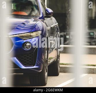 Abstraktes Foto eines Autos. Teil eines blauen Autos. Luxuswagen Stockfoto