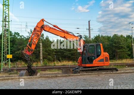 Kleiner Raupenbagger wird hier im Gleisbau eingesetzt Stockfoto