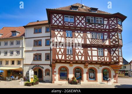 Mosbach, Deutschland - Juni 2021: Historisches Stadtzentrum mit Fachwerkhäusern namens 'Palmsche Haus' Stockfoto