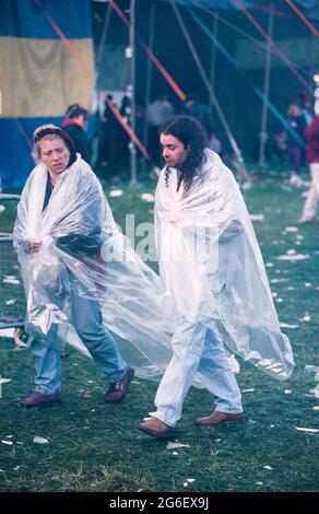 Ravers gegen die frühe Morgenkälte nach der Teilnahme, Tribal sammeln eine ganze Nacht Rave auf dem Gelände von Luton Hoo, Luton, Bedfordshire, Großbritannien gehalten. 24 Mai 1997 Stockfoto