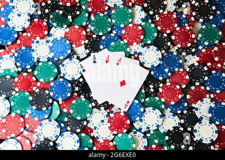 Hintergrund aus Casino Pocker Chips und Spielkarten Stockfoto