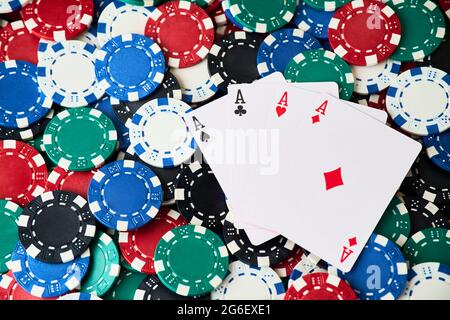 Hintergrund aus Casino Pocker Chips und Spielkarten Stockfoto