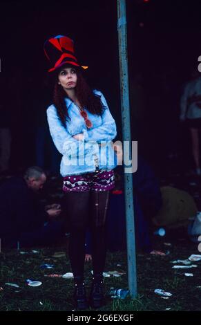 Eine Frau, die am frühen Morgen nach ihrer Teilnahme draußen stand, sammelte einen Tribal-Rave, der die ganze Nacht über auf dem Gelände von Luton Hoo, Luton, Bedfordshire, Großbritannien, abgehalten wurde. 24 Mai 1997 Stockfoto