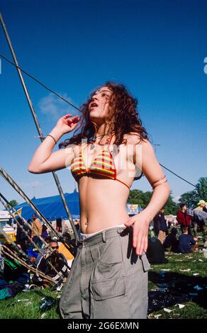 Eine junge Frau, die am Morgen nach ihrer Teilnahme still tanzt, versammelt Tribal einen ganzen Abend lang auf dem Gelände von Luton Hoo, Luton, Bedfordshire, Großbritannien. 24 Mai 1997 Stockfoto