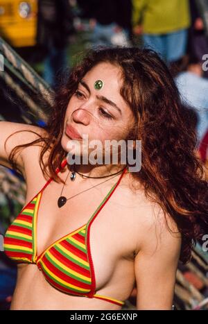 Eine junge Frau, die am Morgen nach ihrer Teilnahme still tanzt, versammelt Tribal einen ganzen Abend lang auf dem Gelände von Luton Hoo, Luton, Bedfordshire, Großbritannien. 24 Mai 1997 Stockfoto