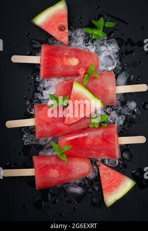 Wassermelone-Eis auf schwarzem Holztisch Stockfoto