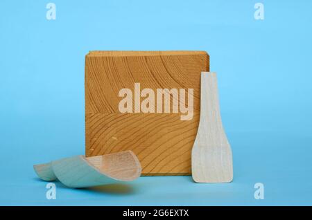 Zwei Holzlöffel und ein quadratischer Holzrohling mit Platz für Text Stockfoto