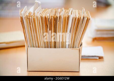 Archivkarten-Index in der Bibliothek. Selektiver Fokus Stockfoto