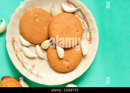 Kekse mit frischen Knoblauchstücken auf isolierter Oberfläche, oben Stockfoto