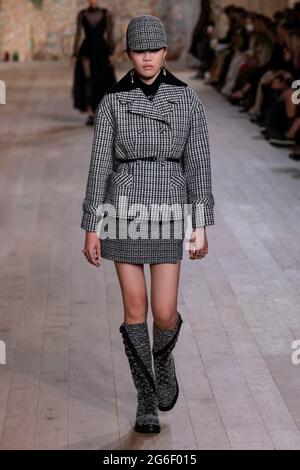 Paris, Frankreich. Juli 2021. DIOR Haute Couture Herbst Winter 2021-22 Landebahn - Paris, Frankreich. 05/07/2021 Credit: dpa/Alamy Live News Stockfoto