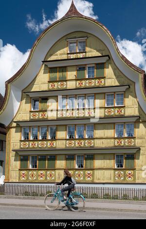 Bunte Häuser im Appenzeller Dorf in der Schweiz an sonnigen Tagen Stockfoto