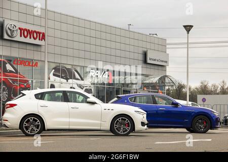 Kiew, Ukraine - 21. April 2020: Seitenansicht der Autos. Maserati Levante Luxusautos in der Stadt. Stockfoto