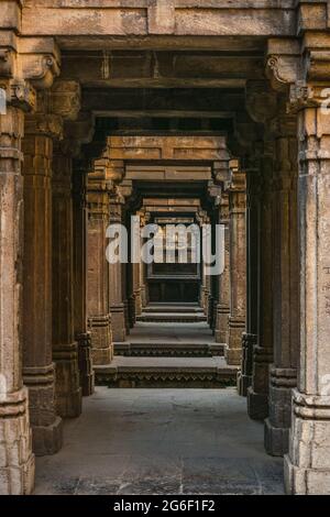 Kompliziertes architektonisches Design im Dada Harir Stepwell in Ahmedabad, Indien Stockfoto