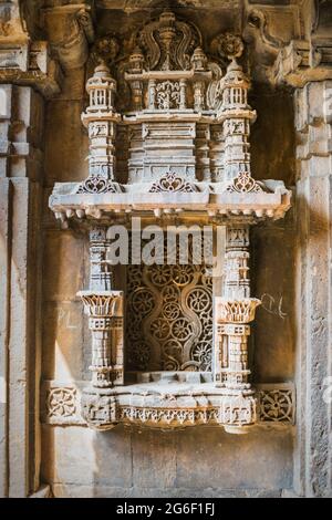 Kompliziertes architektonisches Design im Dada Harir Stepwell in Ahmedabad, Indien Stockfoto