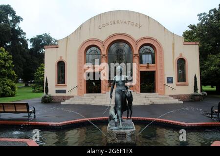 Fitzroy Gardens Conservatory in Melbourne, mit Statue und Brunnen Stockfoto