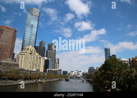 Blick auf die Skyline von Melbourne, Australien. Links der Eureka Tower und in der Mitte die Evan Walker Bridge, die den Yarra River überspannt. Stockfoto