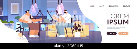 Podcasts im Gespräch mit Mikrofonen Aufnahme Podcast im Studio Podcasting Online-Radio-Broadcast-Konzept Stock Vektor