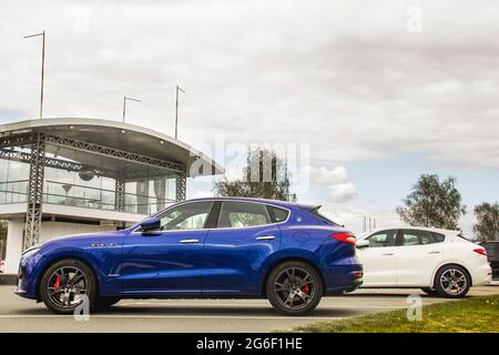 Kiew, Ukraine - 21. April 2020: Seitenansicht der Autos. Die Luxusautos von Maserati Levante werden in der Stadt geparkt. Stockfoto