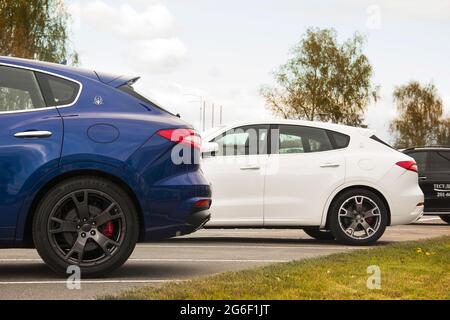 Kiew, Ukraine - 21. April 2020: Die Luxusautos von Maserati Levante werden in der Stadt geparkt. Seitenansicht der Autos Stockfoto