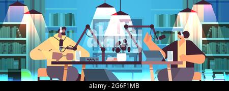 Podcasts im Gespräch mit Mikrofonen Aufnahme Podcast im Studio Podcasting Online-Radio-Broadcast-Konzept Stock Vektor