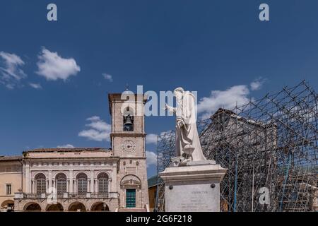 Die Statue des heiligen Benedikt auf dem gleichnamigen Platz im historischen Zentrum von Norcia, Perugia, Italien Stockfoto