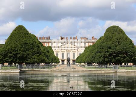 Hampton Court Palace (East Front) von Long Water, RHS Hampton Court Palace Garden Festival 2021, Preview Day, 5. Juli 2021, London, England, VEREINIGTES KÖNIGREICH Stockfoto