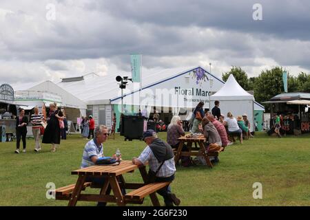 Flower Marquee und Food Stände, RHS Hampton Court Palace Garden Festival 2021, Preview Day, 5. Juli 2021, London, England, VEREINIGTES KÖNIGREICH Stockfoto