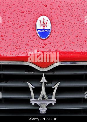 Kiew, Ukraine - 18. August 2010: Emblem Maserati. Red Maserati. Auto in Regentropfen Stockfoto