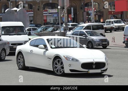 Kiew, Ukraine - 12. Mai 2012: Weißer italienischer Supersportwagen Maserati GranTurismo in der Stadt geparkt Stockfoto