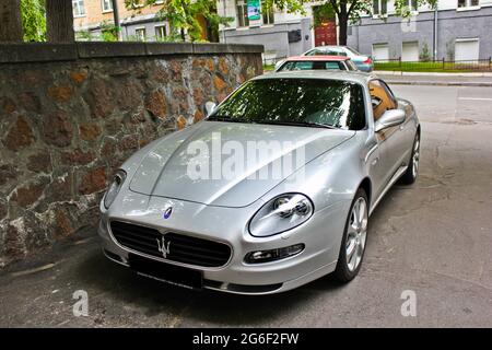 Kiew, Ukraine; 10. April 2014. Graues Maserati Coupé 4.2 V8 in der Stadt Stockfoto